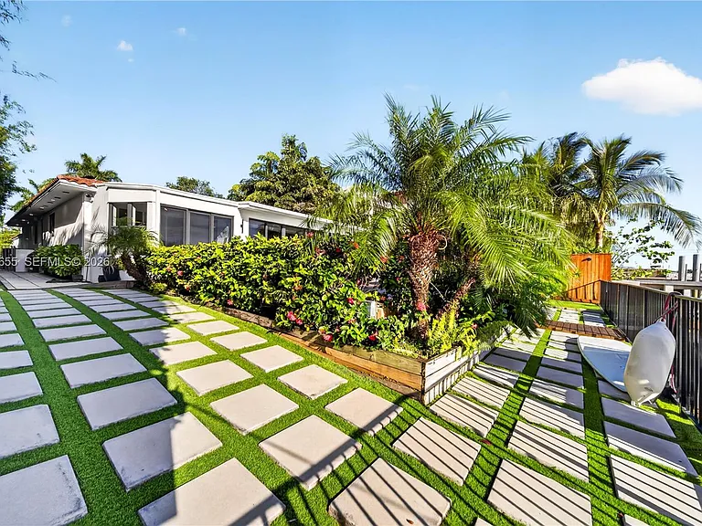 460 W Dilido Dr — Photo 34