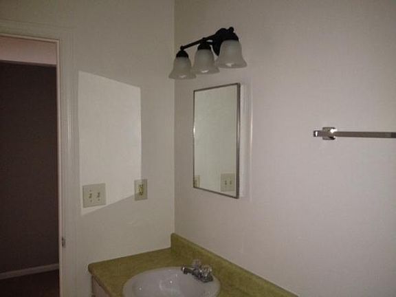 5th image of 2917 S Park St