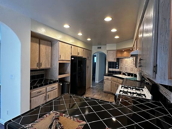 4th image of 9594 Lamar St