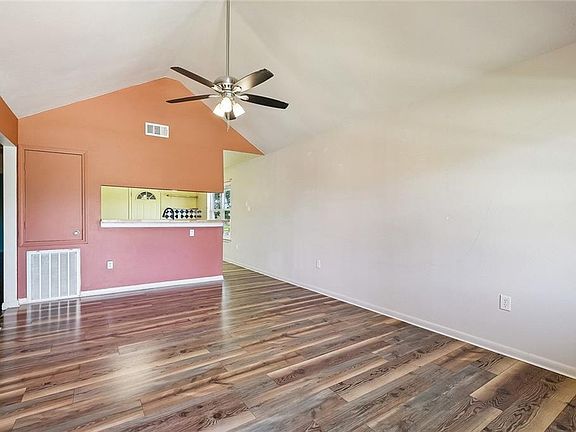 4th image of 2045 Gladstone Dr