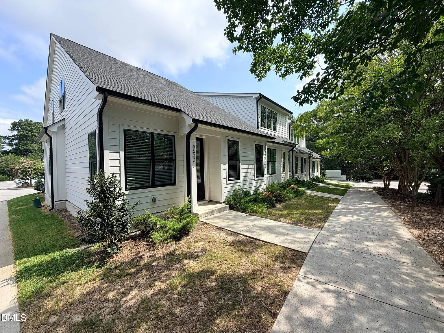 3 bed, 2.5 bath, 1808 sqft, $2,200 — Photo 2