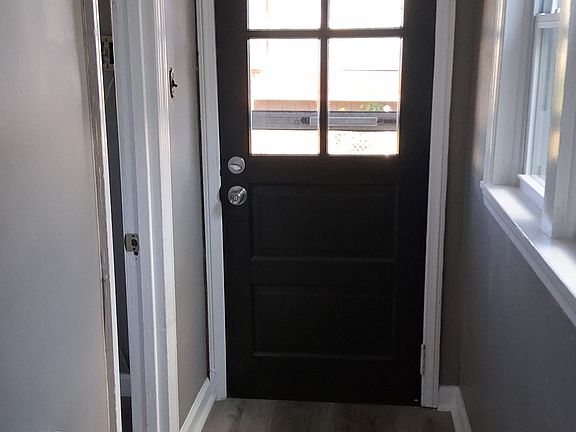 5th image of 910 Brown St
