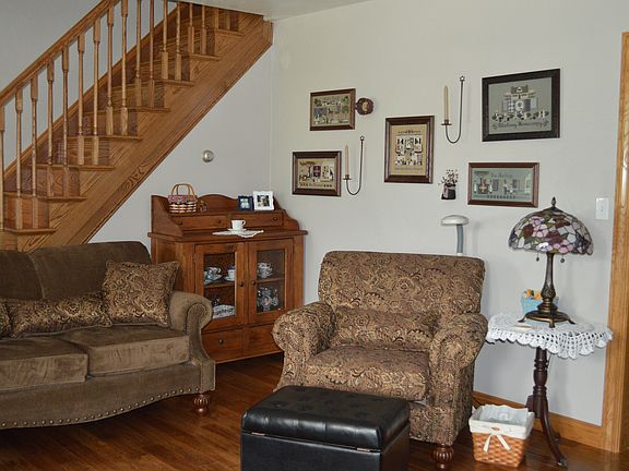 Living Room  16’ x 21’