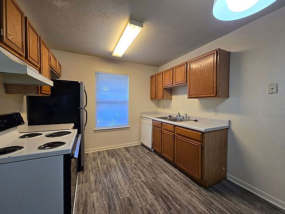 4th image of 1703 Cedarhill Dr #C