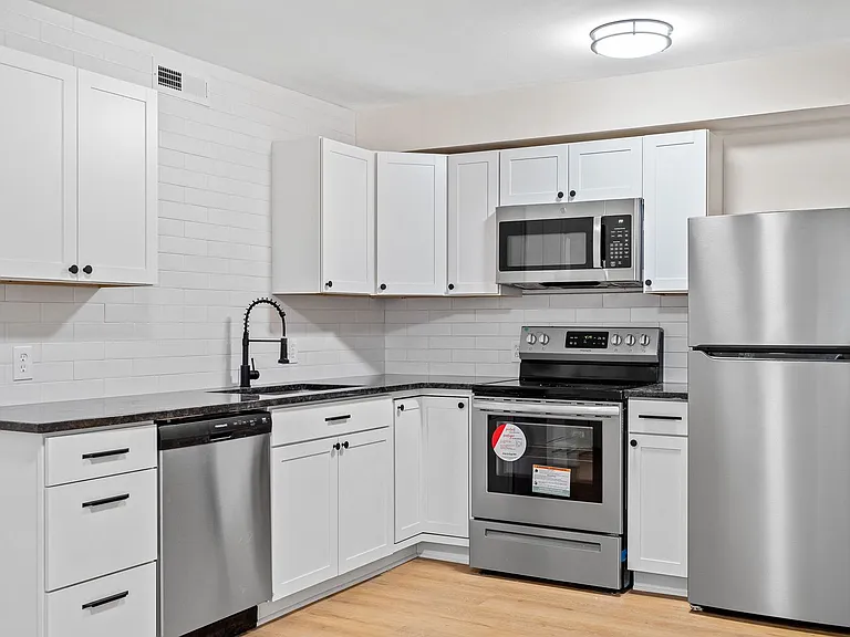1121 West End Blvd — Photo 16