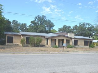 411 W Moore Ave, Devine, TX 78016