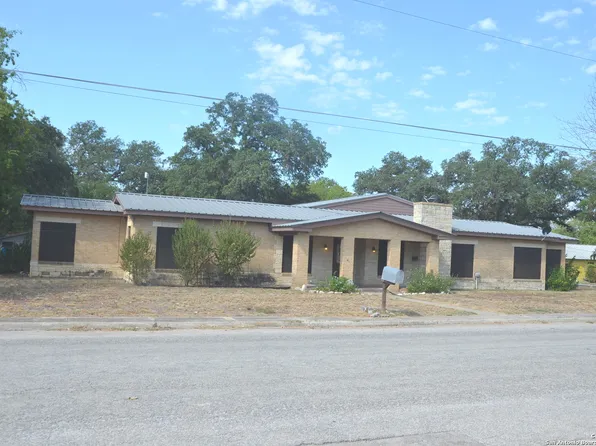 411 W Moore Ave., Devine, TX 78016