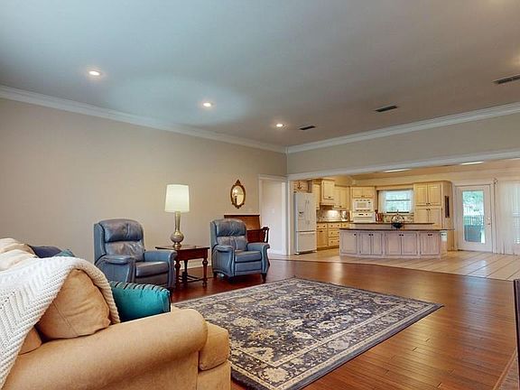 2nd image of 409 Meadows Rd