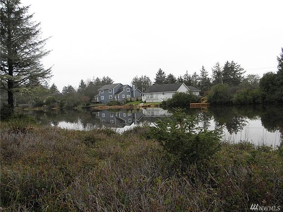 5th image of 733 735 Swan Ct SE