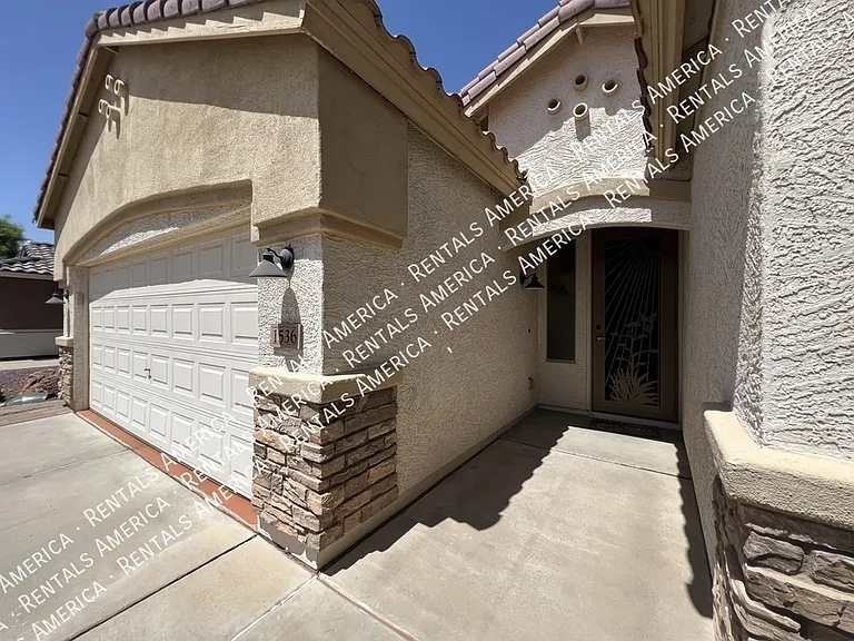 1536 E Fontana Dr — Photo 3