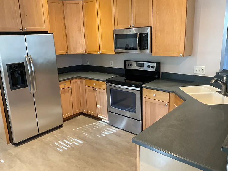 905 E Henry St #A — Photo 17