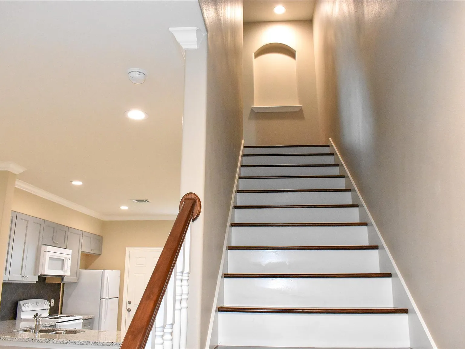 2 bed, 1.5 bath, 900 sqft, $1,350 — Photo 4