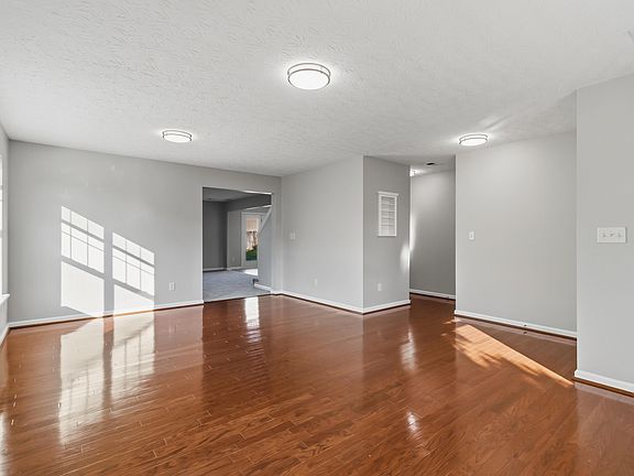 4th image of 971 Cobble Dr