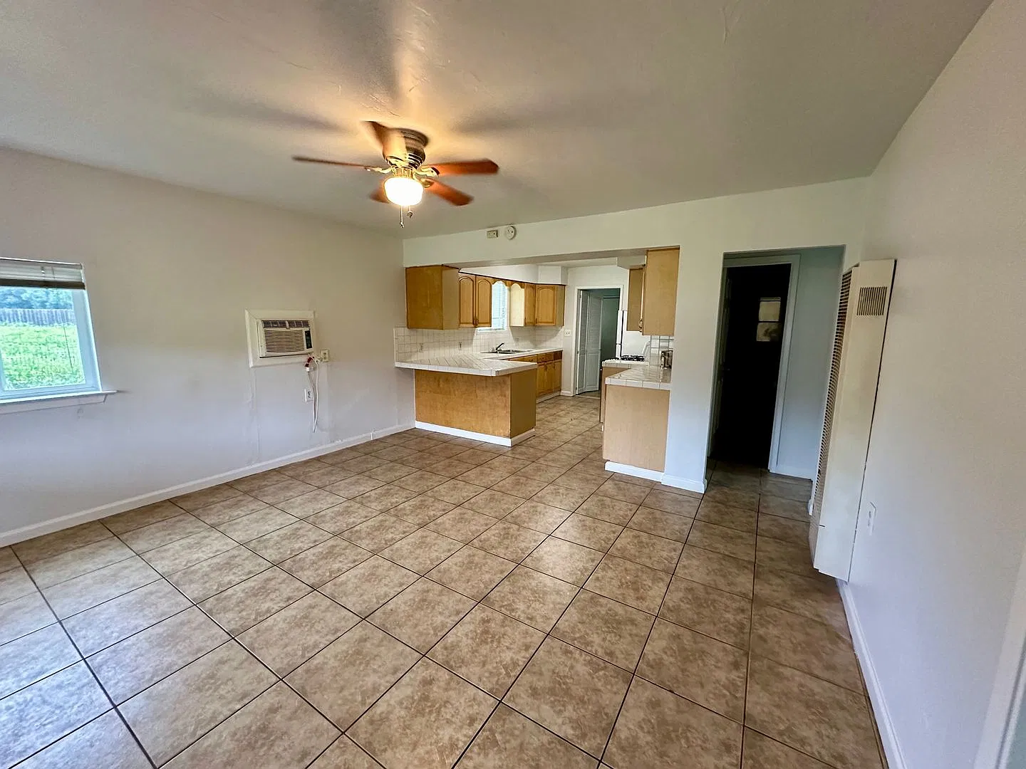 Country living 2 bedroom 1 bathroom house on .67 acres — Photo 3