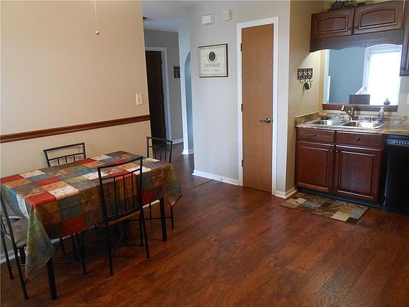 3rd image of 129 E Meadow Glen Dr