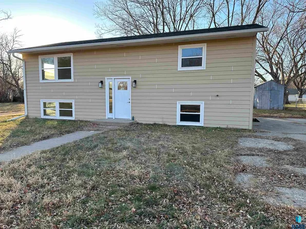 115 N Garfield Ave, Madison, SD 57042