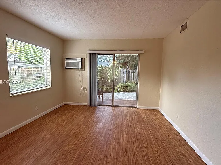 1310 NE 14th Ave #4 — Photo 6