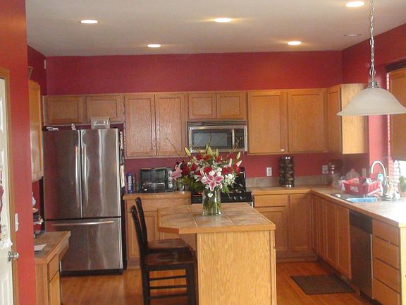 Absolutely STUNNING Chef's Kitchen with walk in Pantry!