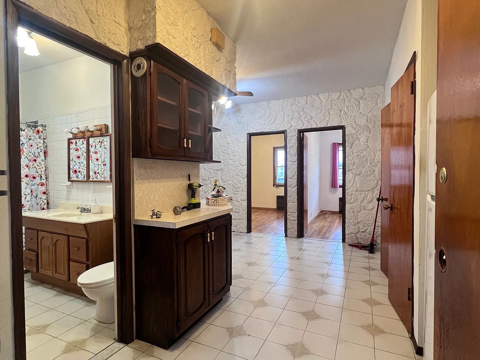 3 bed, 1000 sqft, $3,100 — Photo 3