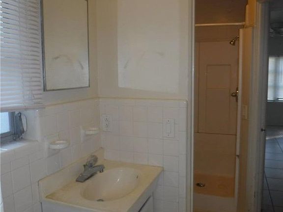 5th image of 4531 Venetian Blvd NE