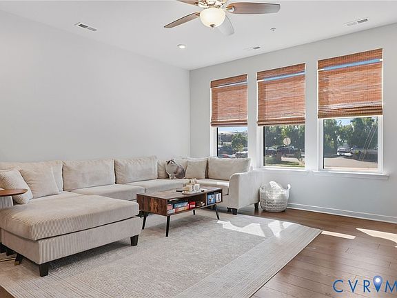 3rd image of 1900 Roseneath Rd APT 4B