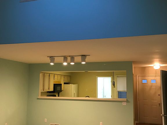 5th image of 1046 Country Hill Dr