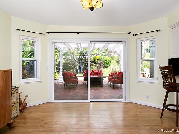 Breakfast table area 