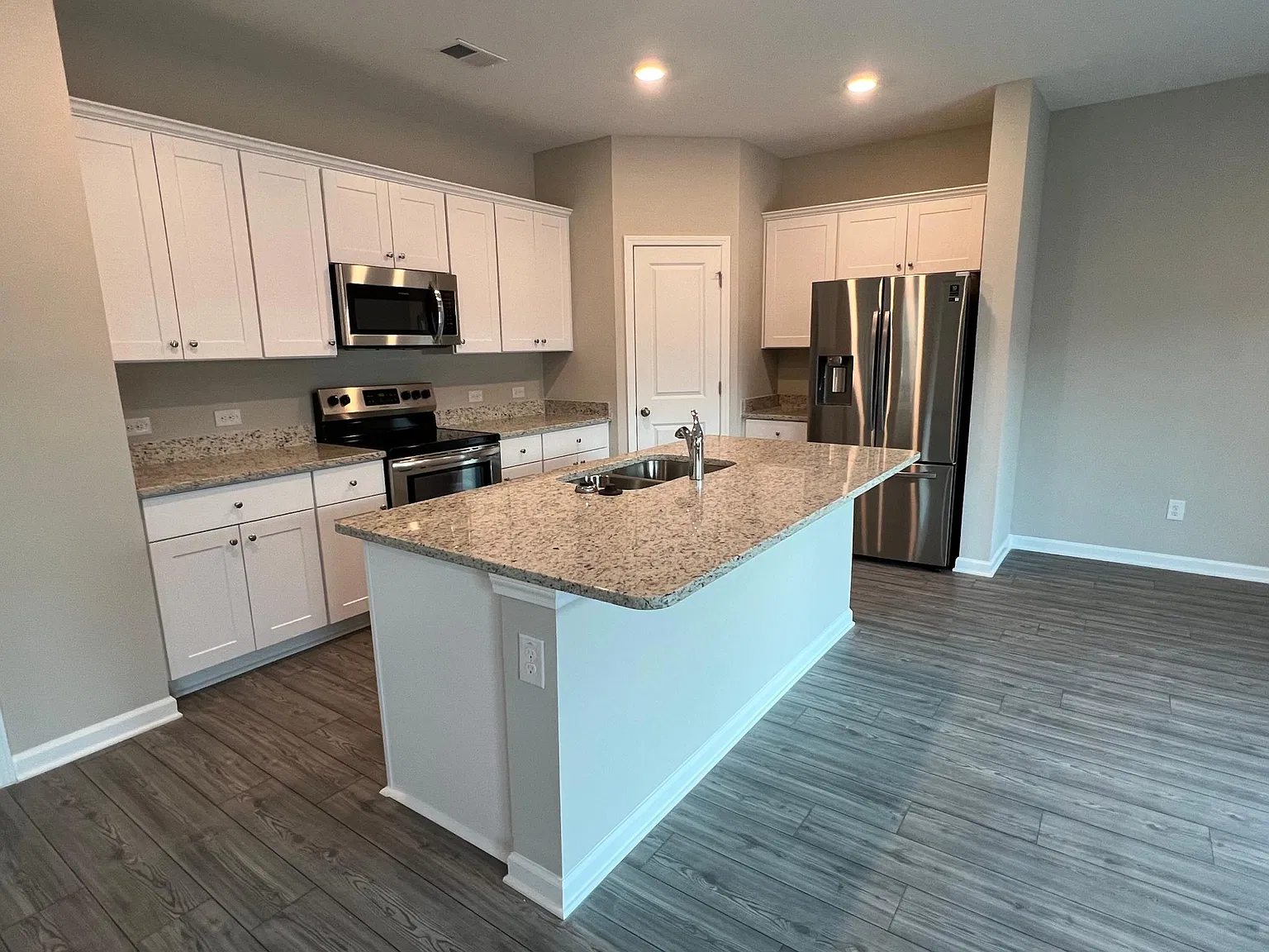4 bed, 2.5 bath, 1822 sqft, $1,900 — Photo 4