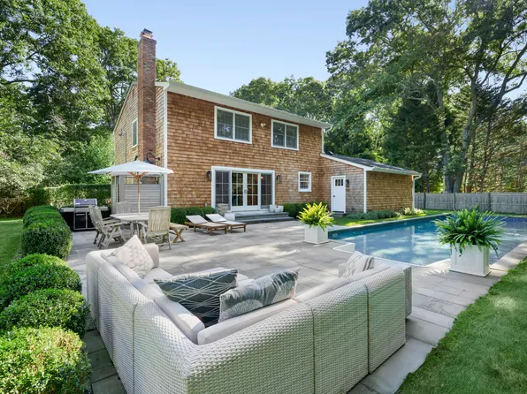 8 Hands Cir, East Hampton, NY 11937