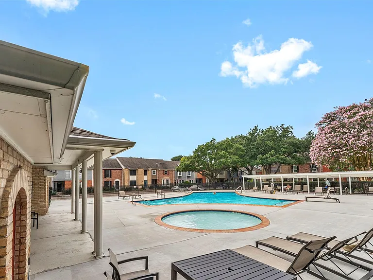 1553 W Sam Houston Pkwy S — Photo 40