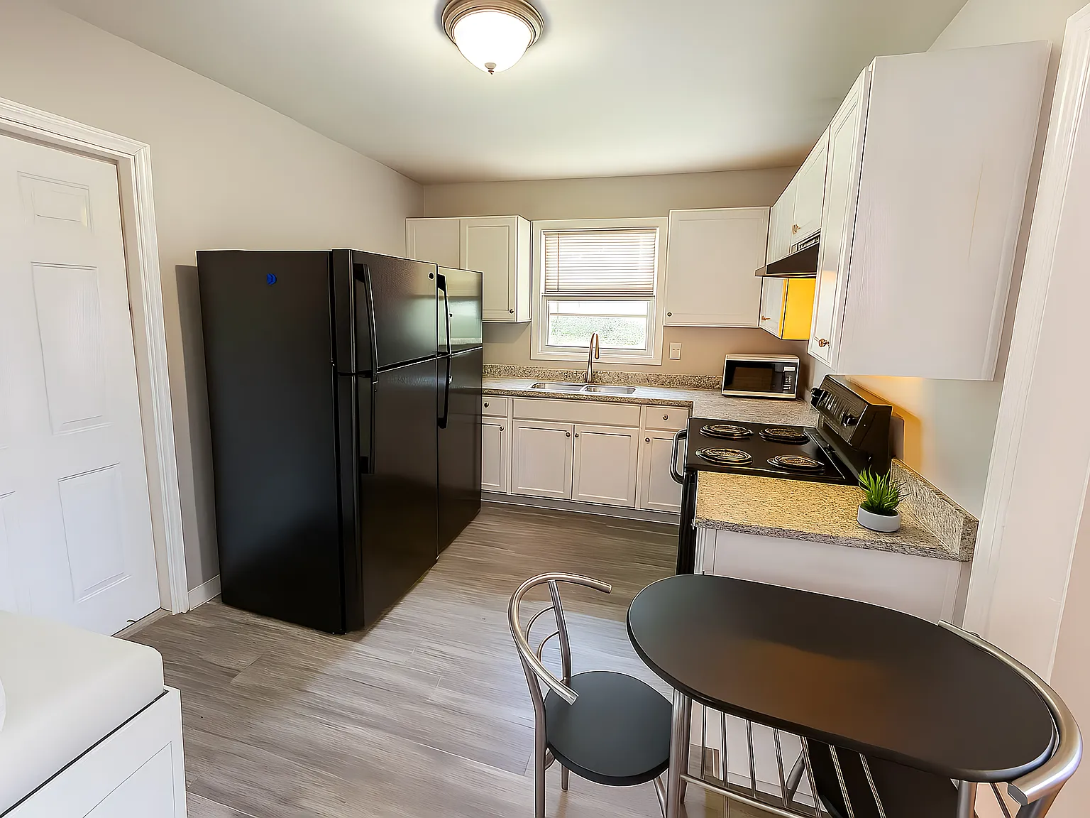 4 bed, 4.0 bath, 2100 sqft, $841 — Photo 2