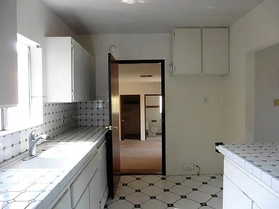 5723 Stansbury Ave — Photo 12