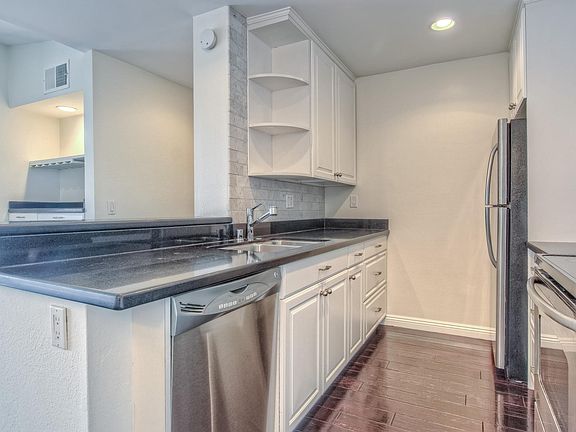 3rd image of 906 N Doheny Dr APT 416