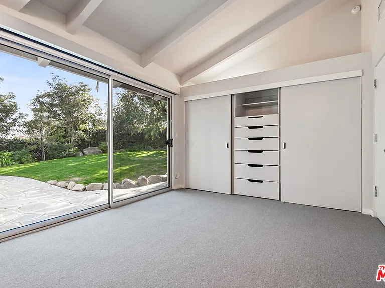 1127 Angelo Dr — Photo 20