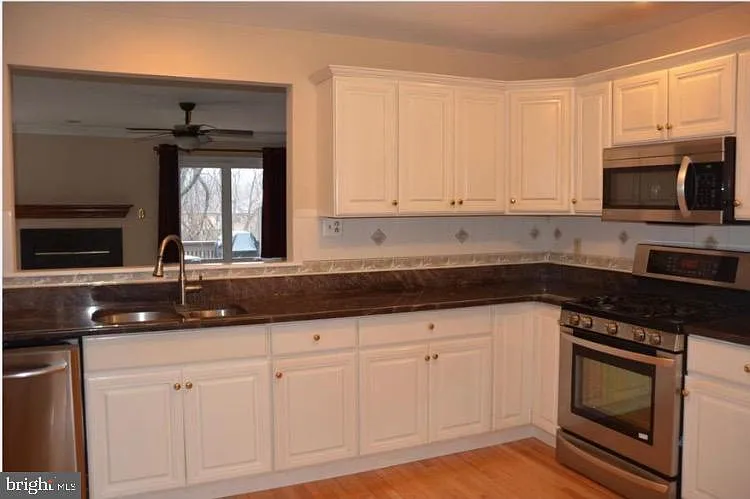 3 bed, 2.5 bath, 2062 sqft, $3,000 — Photo 3