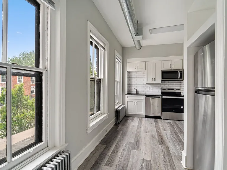 201 W Barnard St — Photo 5