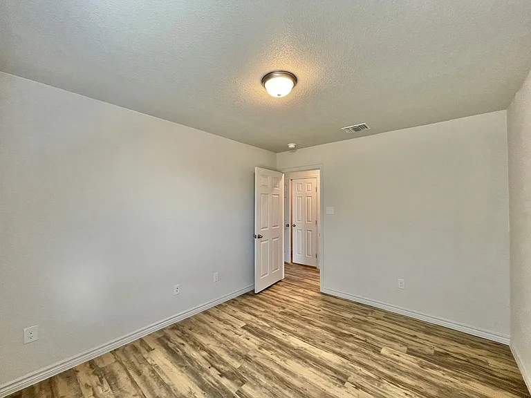 1821 Castroville Trl — Photo 18