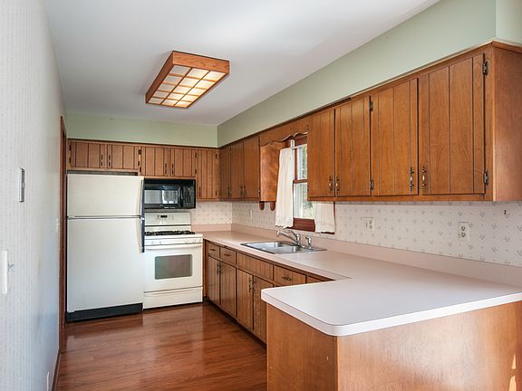 3rd image of 1002 N Elm Dr