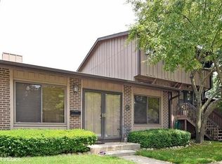 628 Forum Dr, Roselle, IL 60172