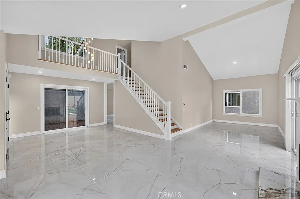 6 bed, 3354 sqft, $9,400 — Photo 2