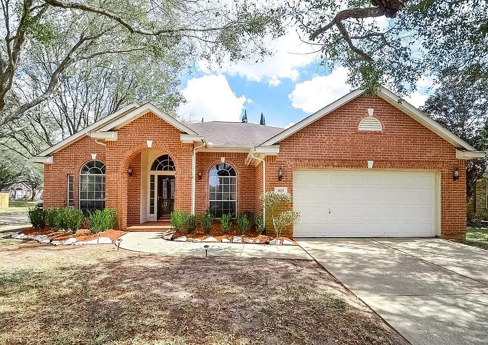 Fabulous one story nestled under welcoming shade trees. Private corner lot. Brick all 4 sides for easy maintenance. Great location with easy in & out access to Hwy 6, Ft Bend Tollway, shopping, schools, etc.