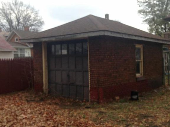 2nd image of 841 9th St NE