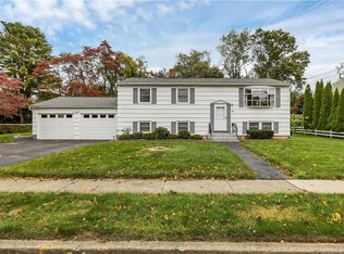 51 Collingsdale Dr, Milford, CT 06461