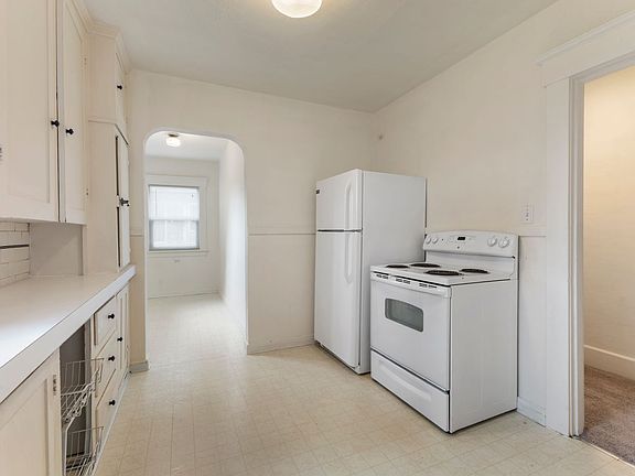3rd image of 5234 University Way NE APT 305