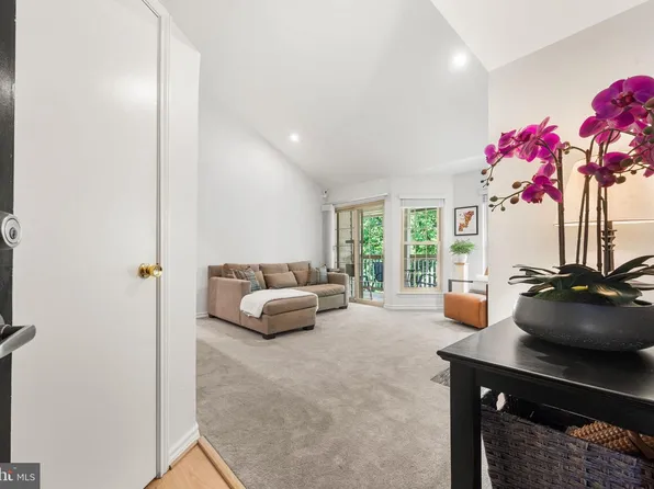 12151 Penderview Ln APT 2036, Fairfax, VA 22033