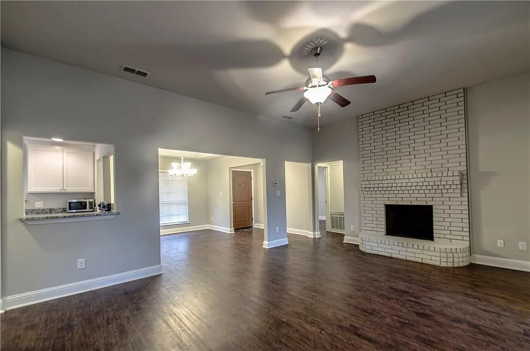 3 bed, 1627 sqft, $2,100 — Photo 2