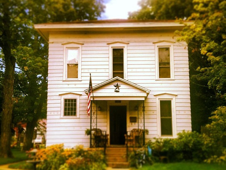 2nd image of 216 S Division St