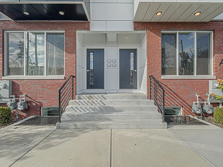 2520 E Tioga St — Photo 2