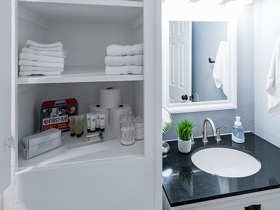 4th image of 2402 Berry St #2