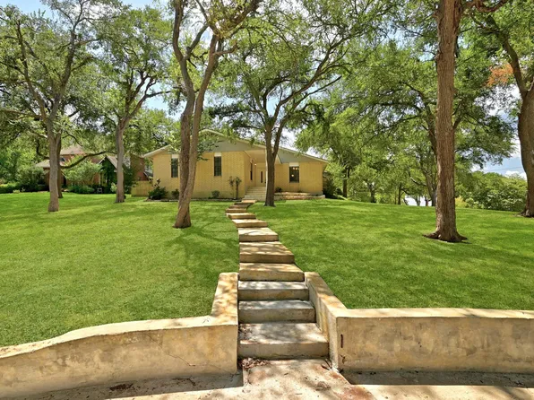 295 Oak Creek Cir, Luling, TX 78648